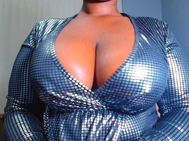 le modèle CURVEBABY est en webcam porno dans un show sur le site bongacams, il possède les tags suivants: Ebony,Blonde,Shaved