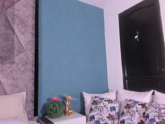 MilaSaenz live cam preview