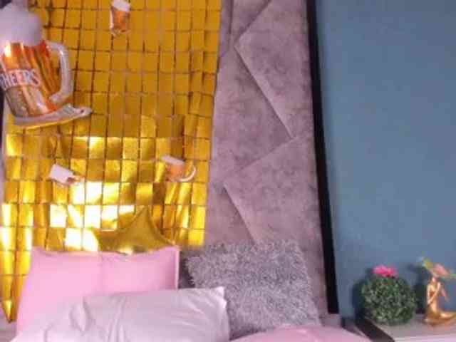 MilaSaenz webcam