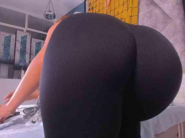 MilaSaenz webcam
