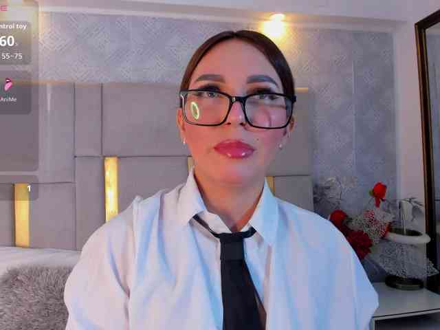 MilaSaenz webcam