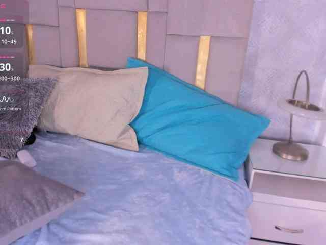 MilaSaenz webcam