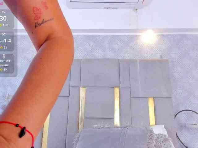 MilaSaenz webcam