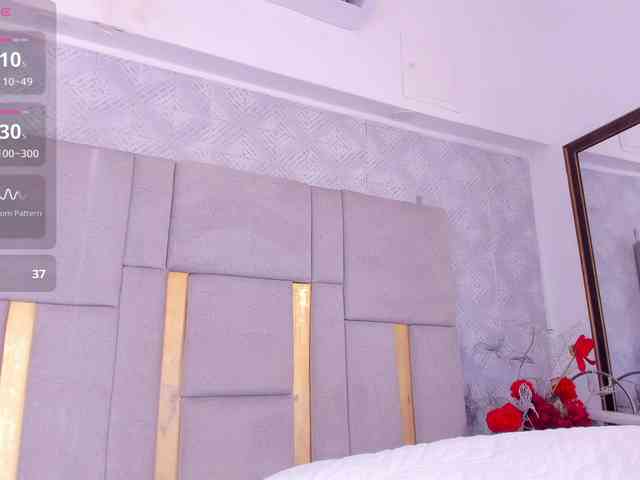 MilaSaenz webcam