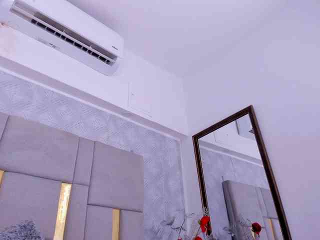 MilaSaenz webcam