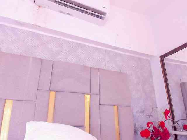 MilaSaenz webcam