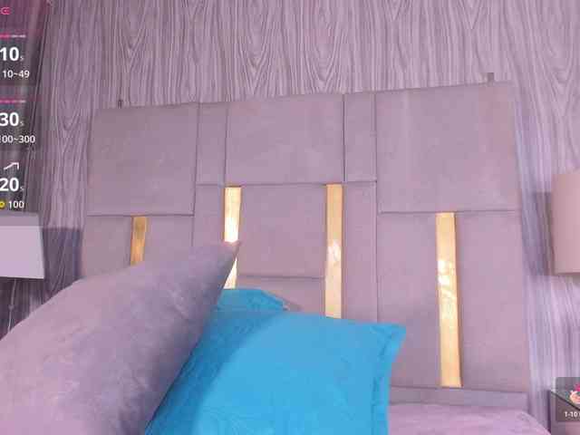 MilaSaenz webcam