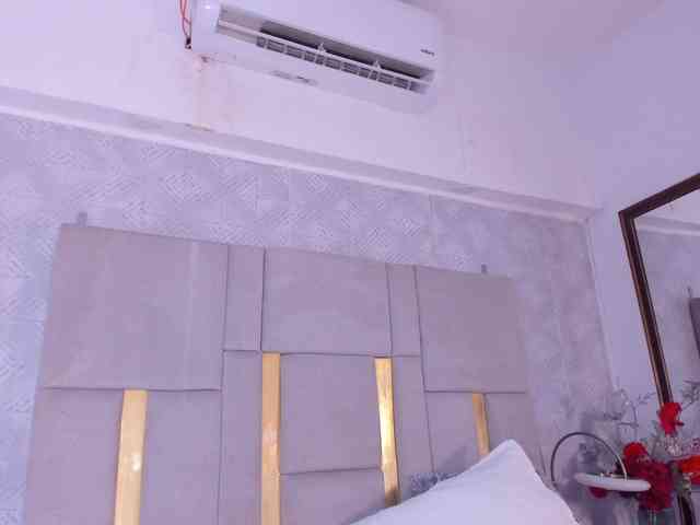 MilaSaenz webcam