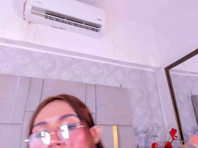 MilaSaenz webcam
