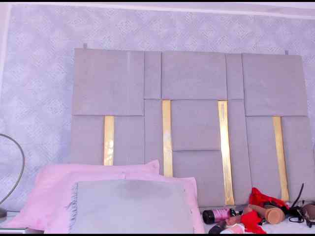 MilaSaenz webcam