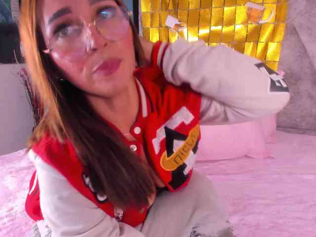 MilaSaenz webcam