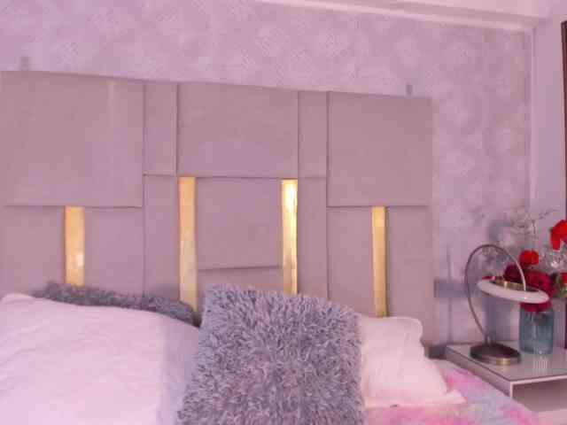 MilaSaenz webcam