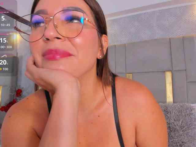 MilaSaenz webcam