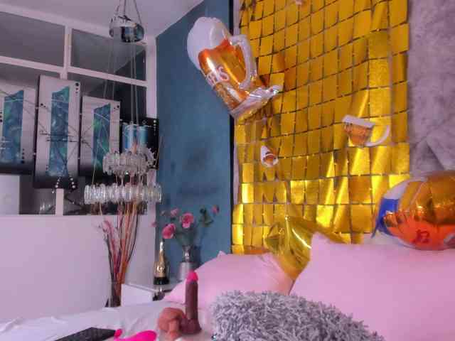 MilaSaenz webcam
