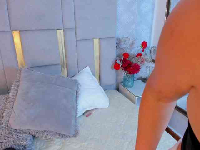 MilaSaenz webcam