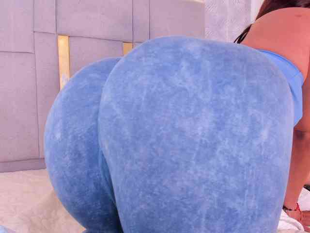 MilaSaenz webcam