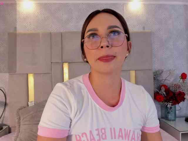 MilaSaenz webcam
