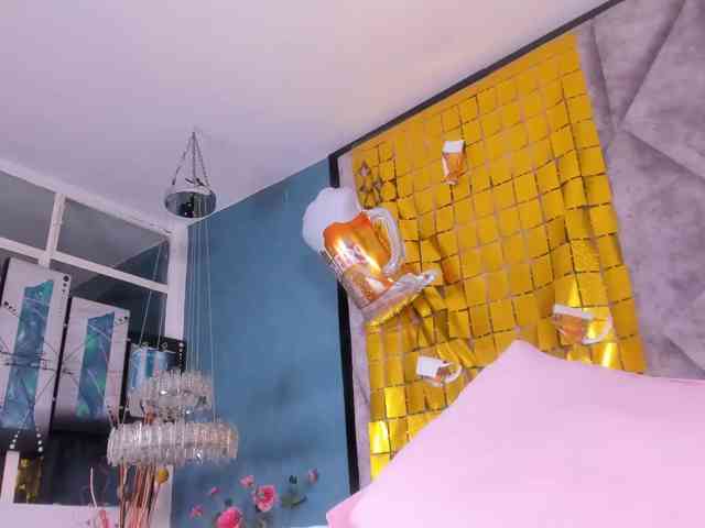 MilaSaenz webcam