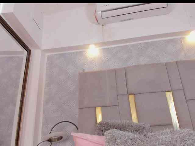 MilaSaenz webcam