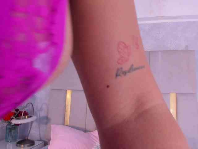 MilaSaenz webcam