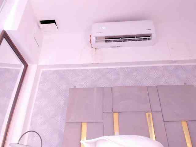 MilaSaenz webcam