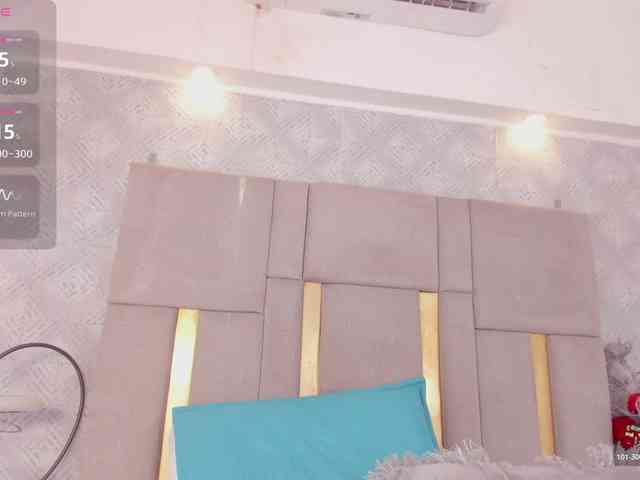 MilaSaenz webcam