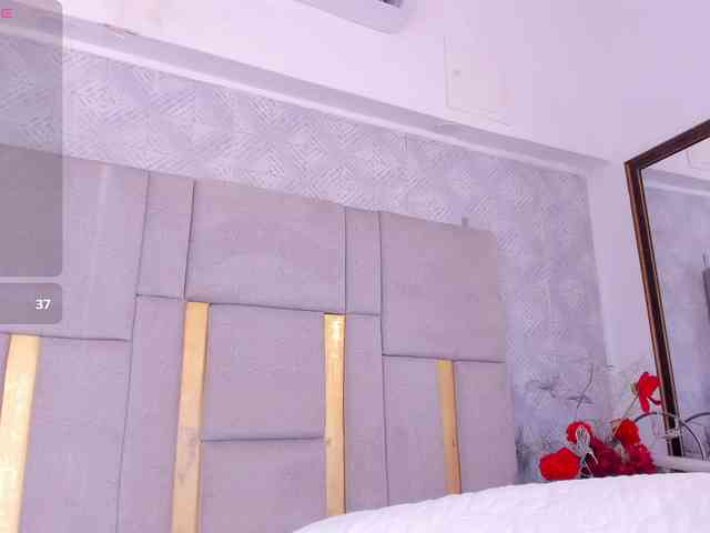 MilaSaenz webcam