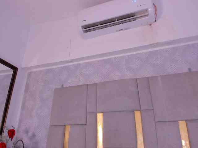 MilaSaenz webcam