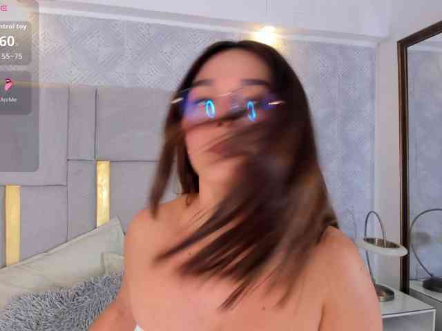 MilaSaenz webcam