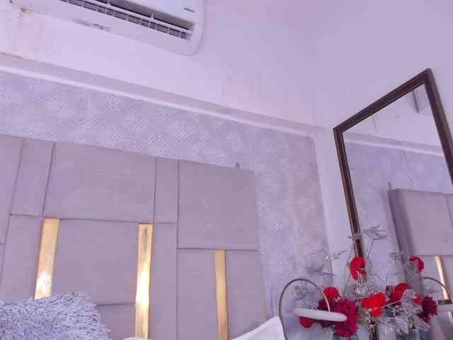 MilaSaenz webcam