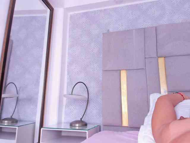 MilaSaenz webcam