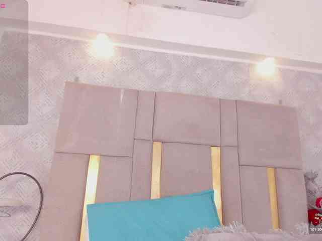 MilaSaenz webcam
