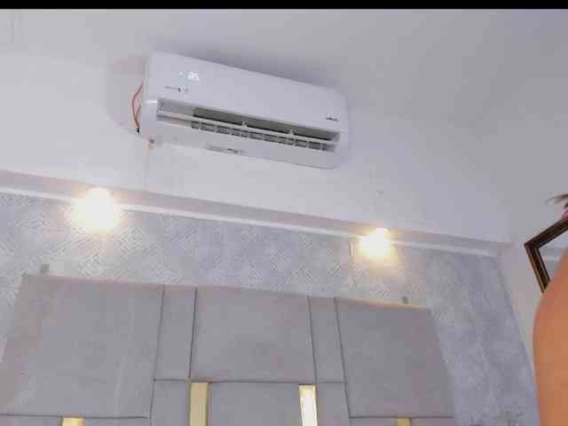 MilaSaenz webcam