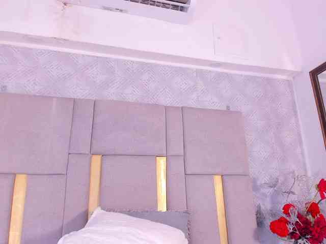MilaSaenz webcam