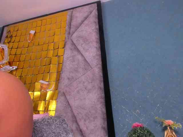 MilaSaenz webcam