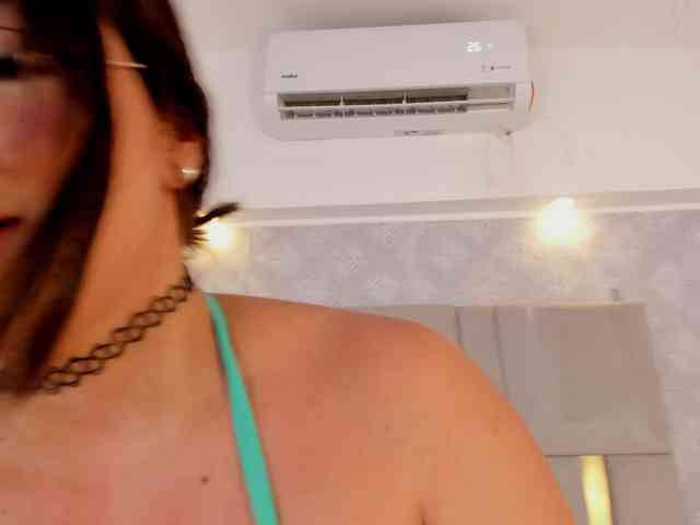 MilaSaenz webcam