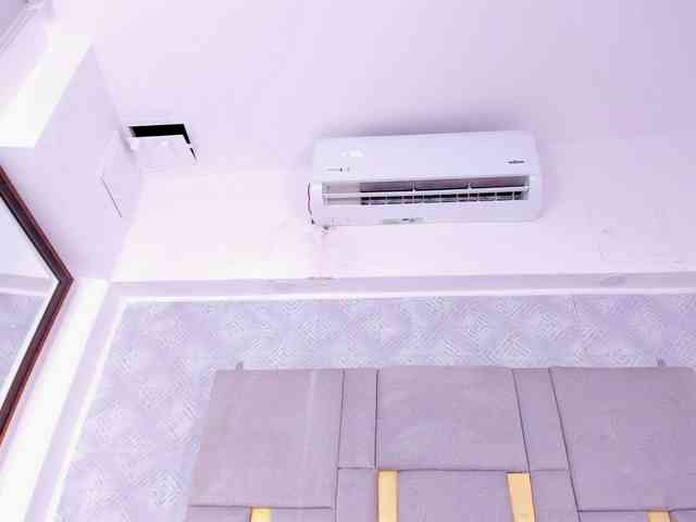 MilaSaenz webcam