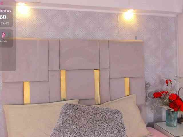 MilaSaenz webcam