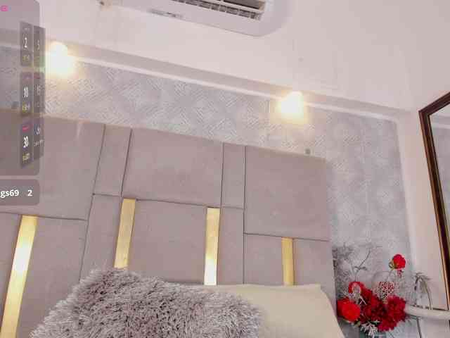 MilaSaenz webcam