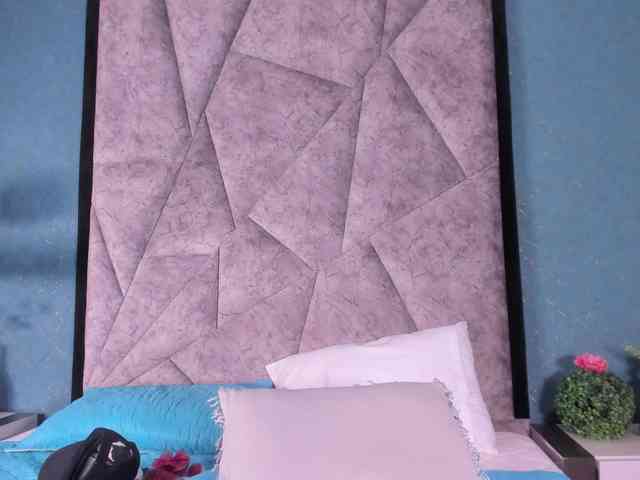 MilaSaenz webcam