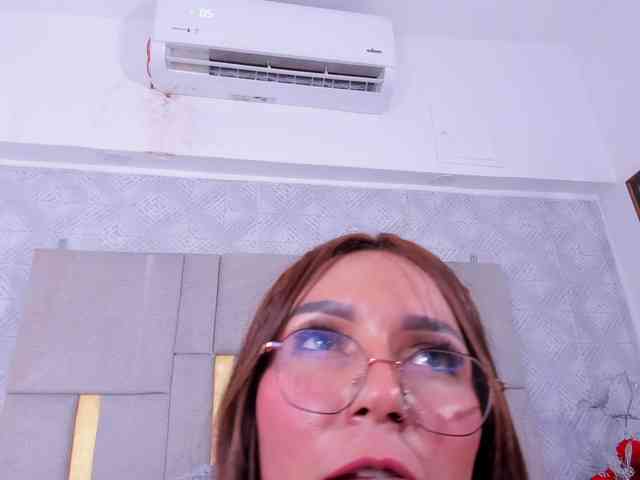 MilaSaenz webcam