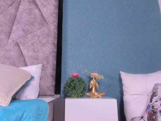 MilaSaenz webcam