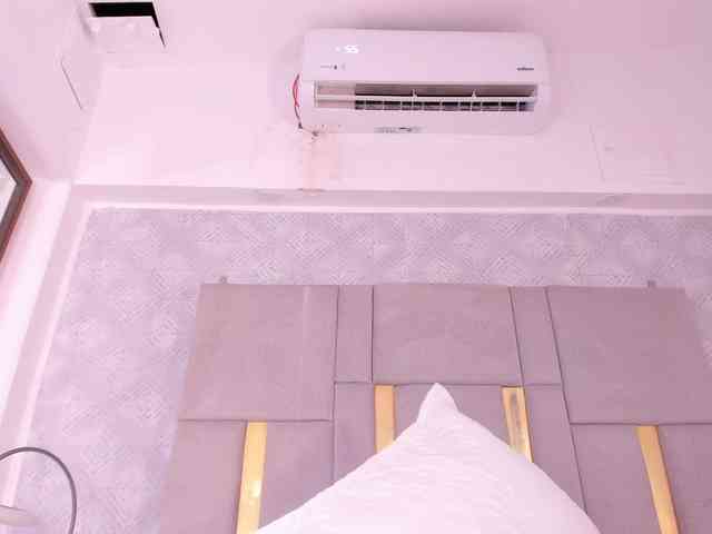 MilaSaenz webcam