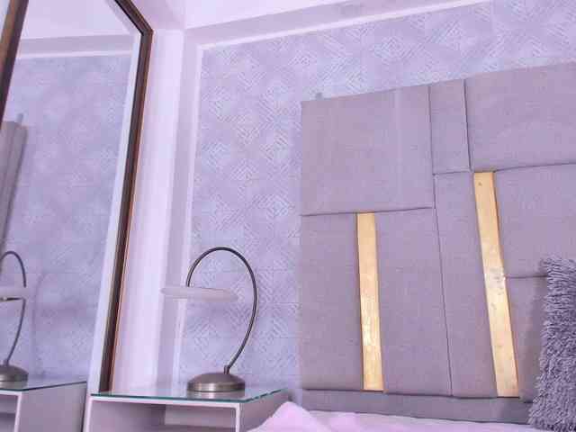MilaSaenz webcam