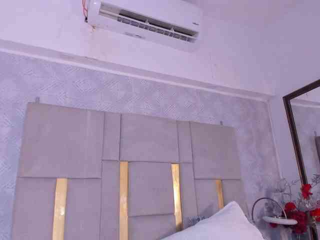 MilaSaenz webcam