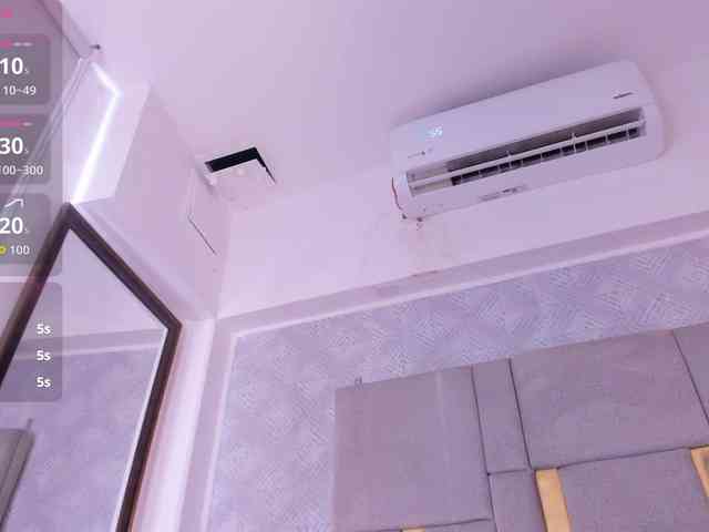 MilaSaenz webcam