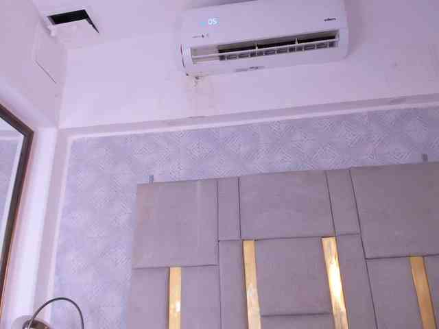 MilaSaenz webcam