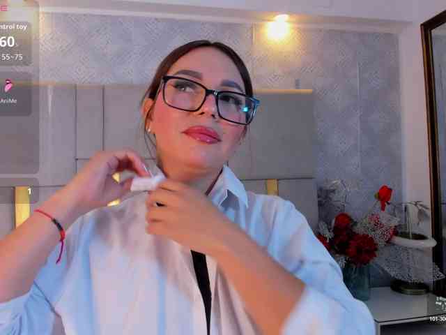 MilaSaenz webcam