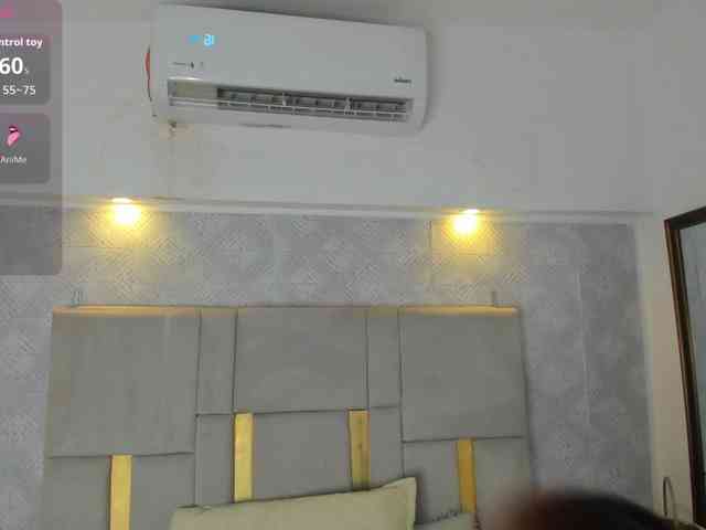 MilaSaenz webcam