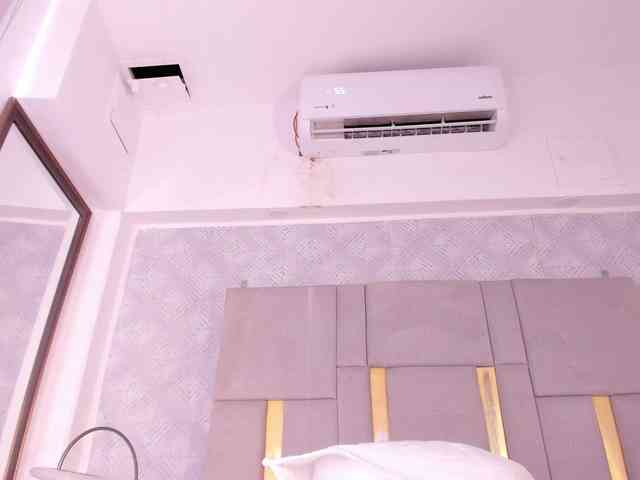 MilaSaenz webcam